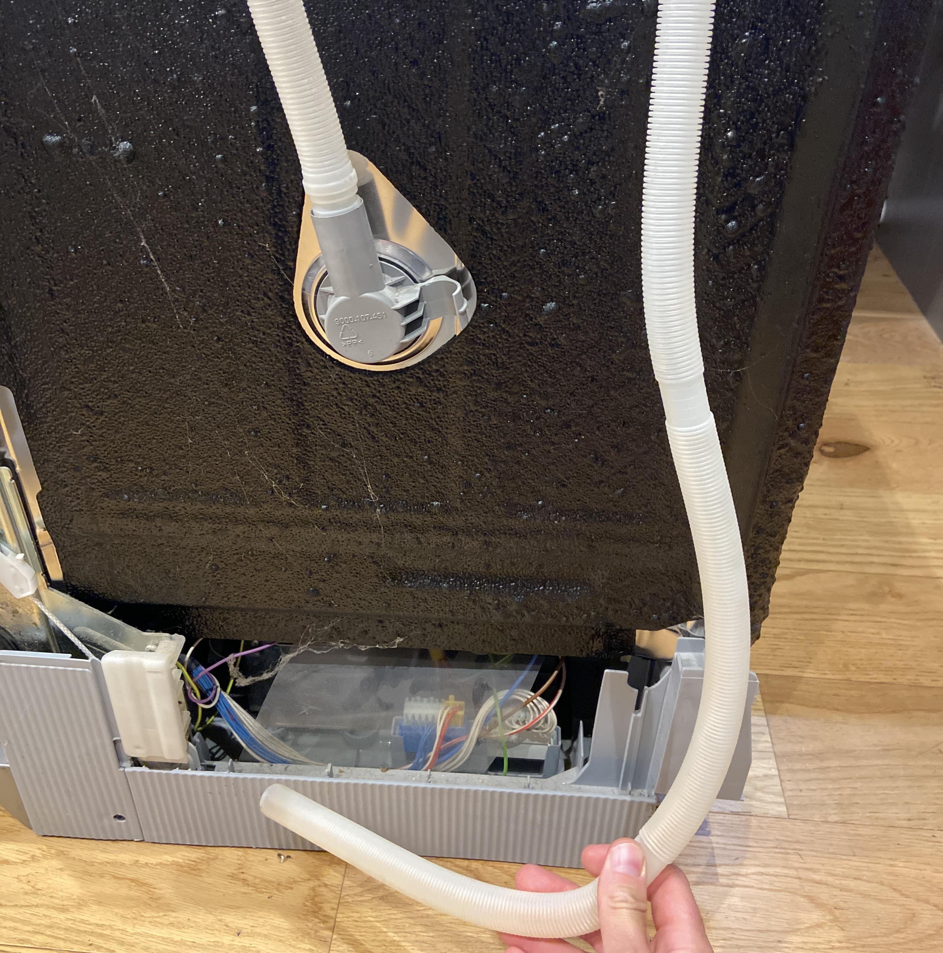 Cleaning the drain hose of a Siemens dishwasher